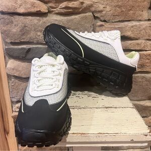 DKNY rubber soul, and around toe lace up sneakers men’s size 11‎